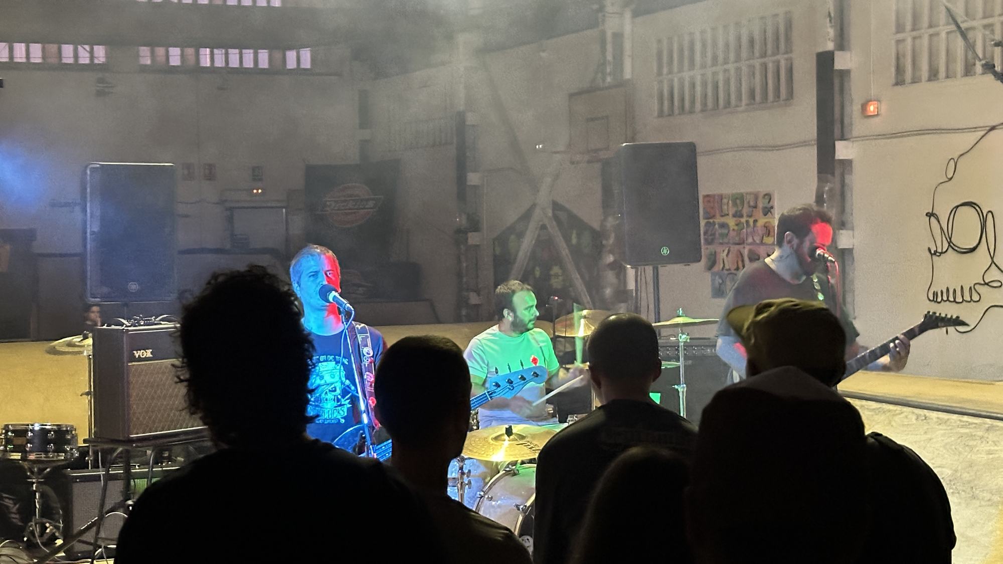 Un grupo tocando en directo en el pabellón de Surf &amp; Grind Gasteiz, con el público delante del escenario