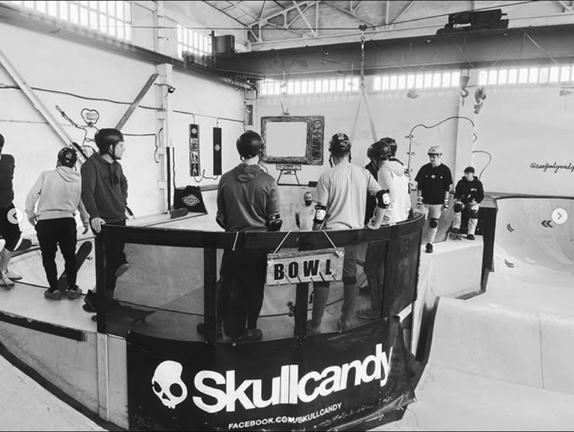 Grupo con casco y protecciones junto al bowl de Surf & Grind Gasteiz antes de una sesión