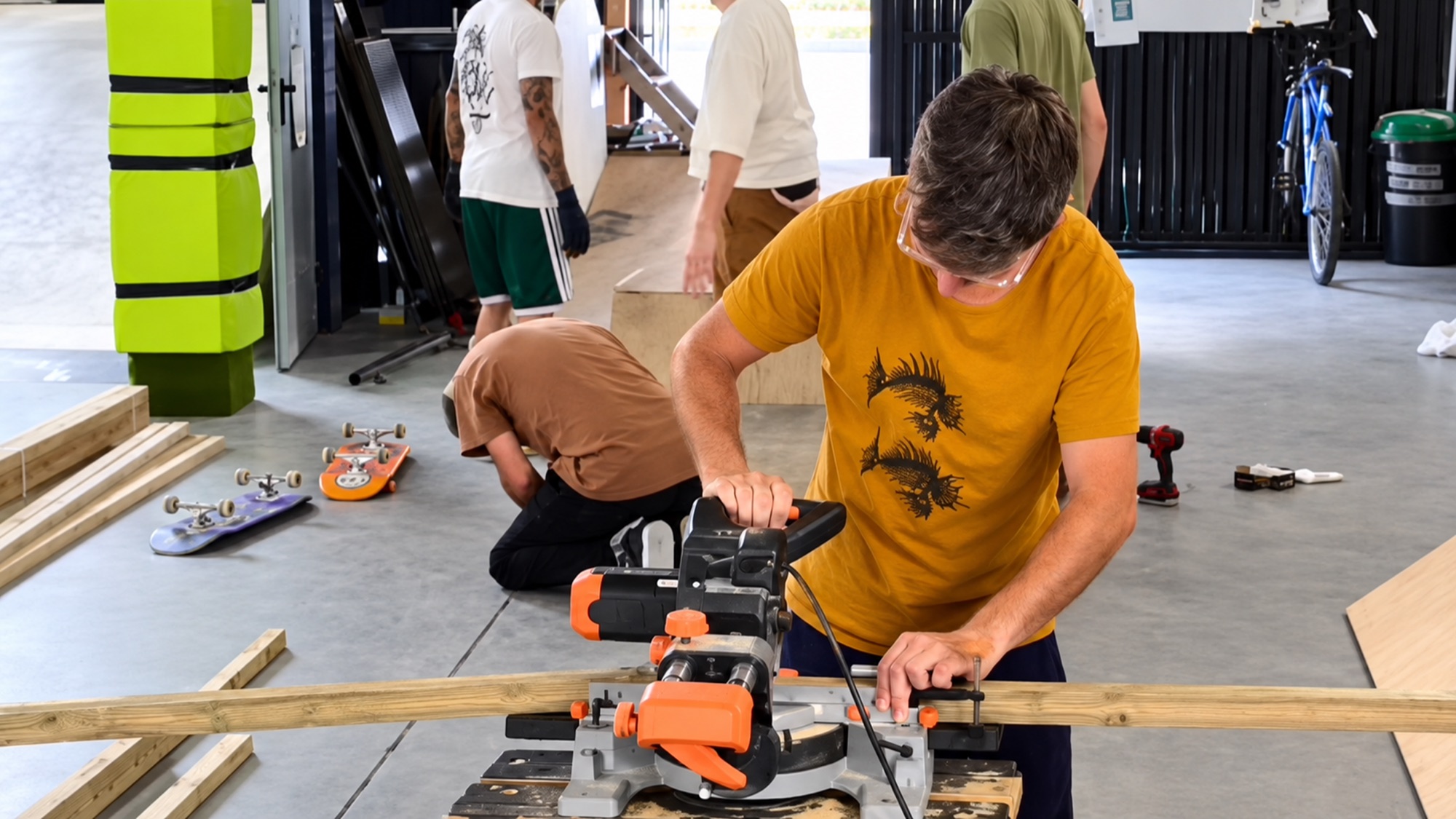 Socios de Surf & Grind Gasteiz construyendo módulos de skate con sierra y madera