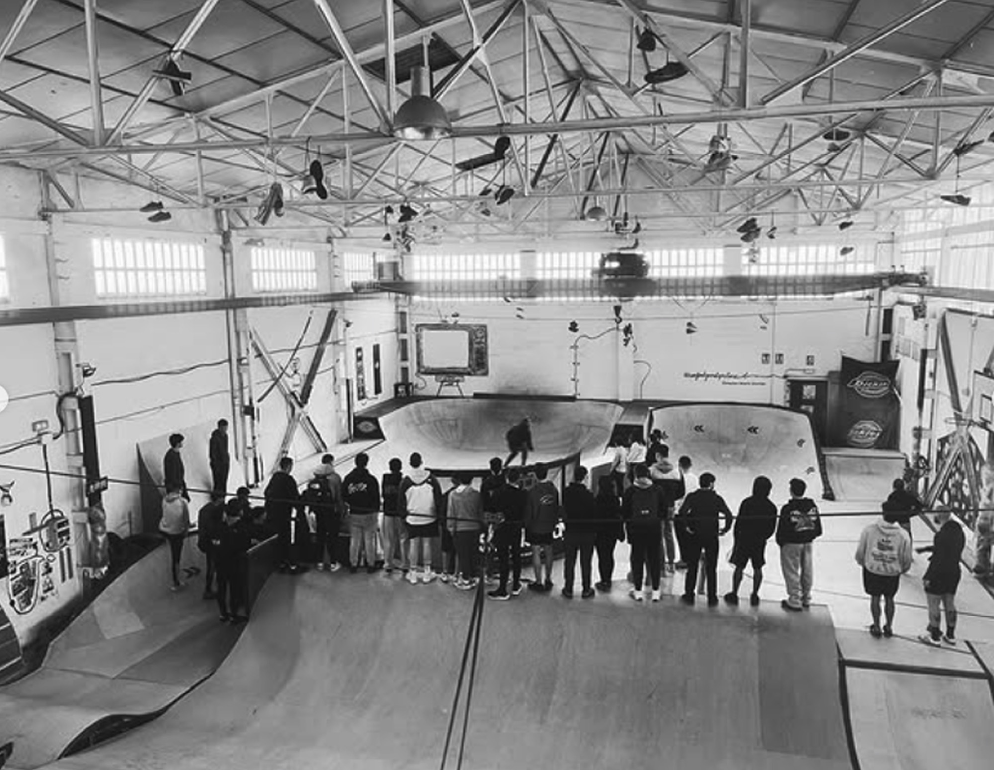Vista general del skatepark indoor de Surf & Grind Gasteiz con la comunidad alrededor del bowl